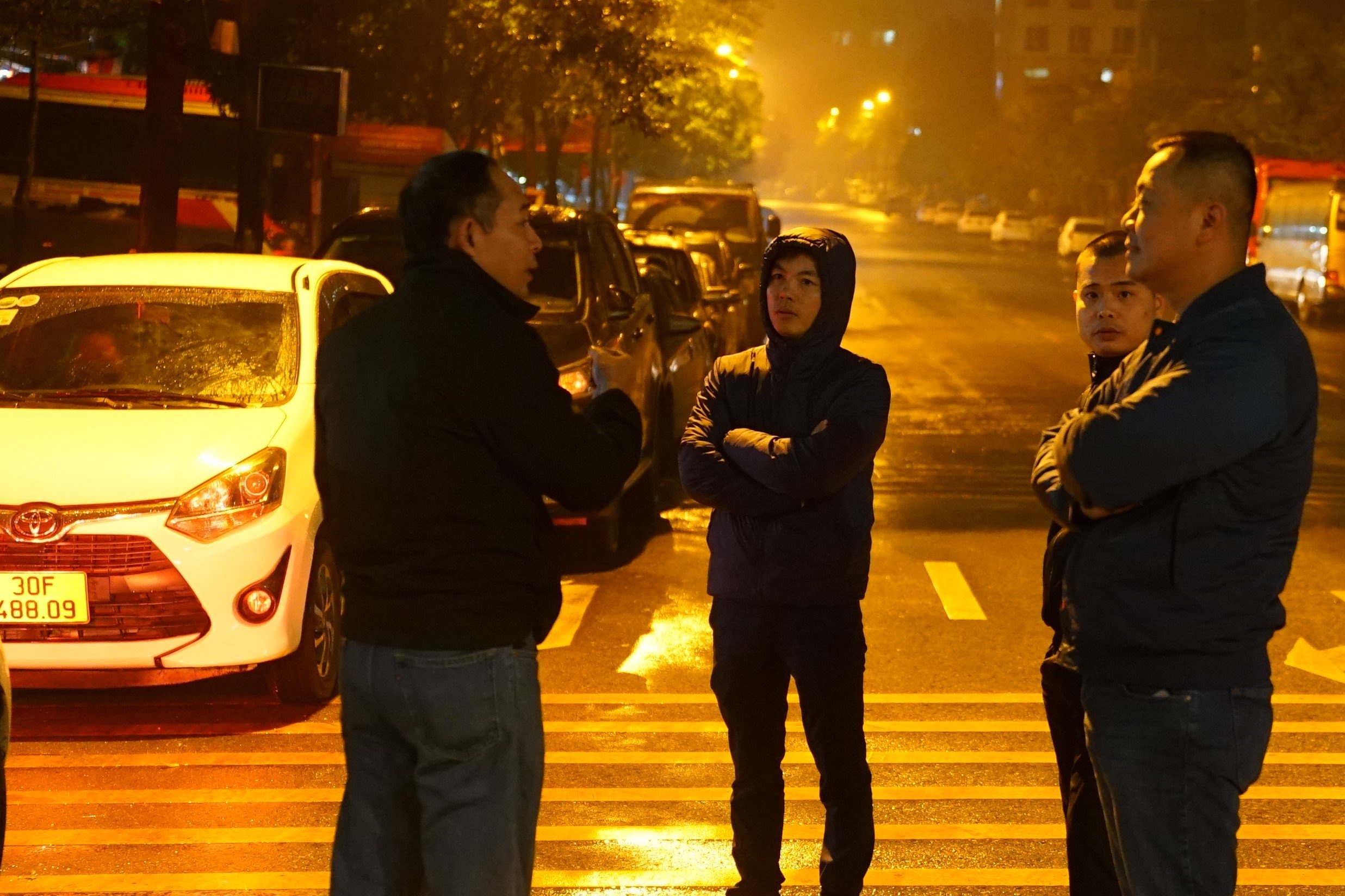 Tai xe o Ha Noi dam mua xuyen dem cho dang kiem hinh anh
