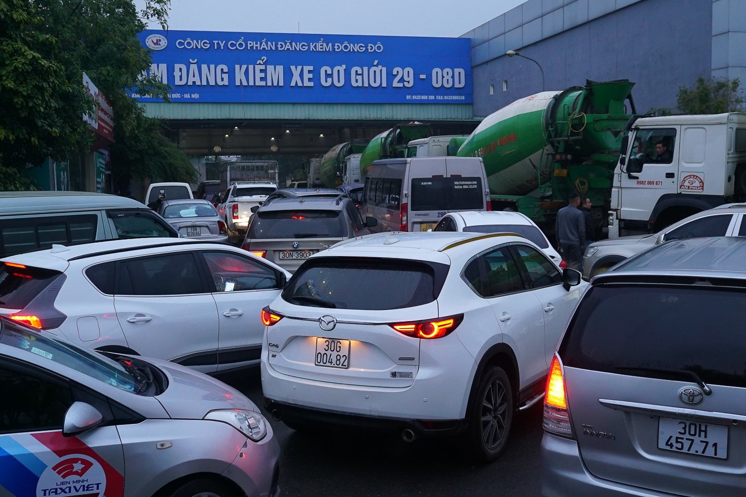 Ha Noi yeu cau trung tam dang kiem lam ca ngay nghi hinh anh