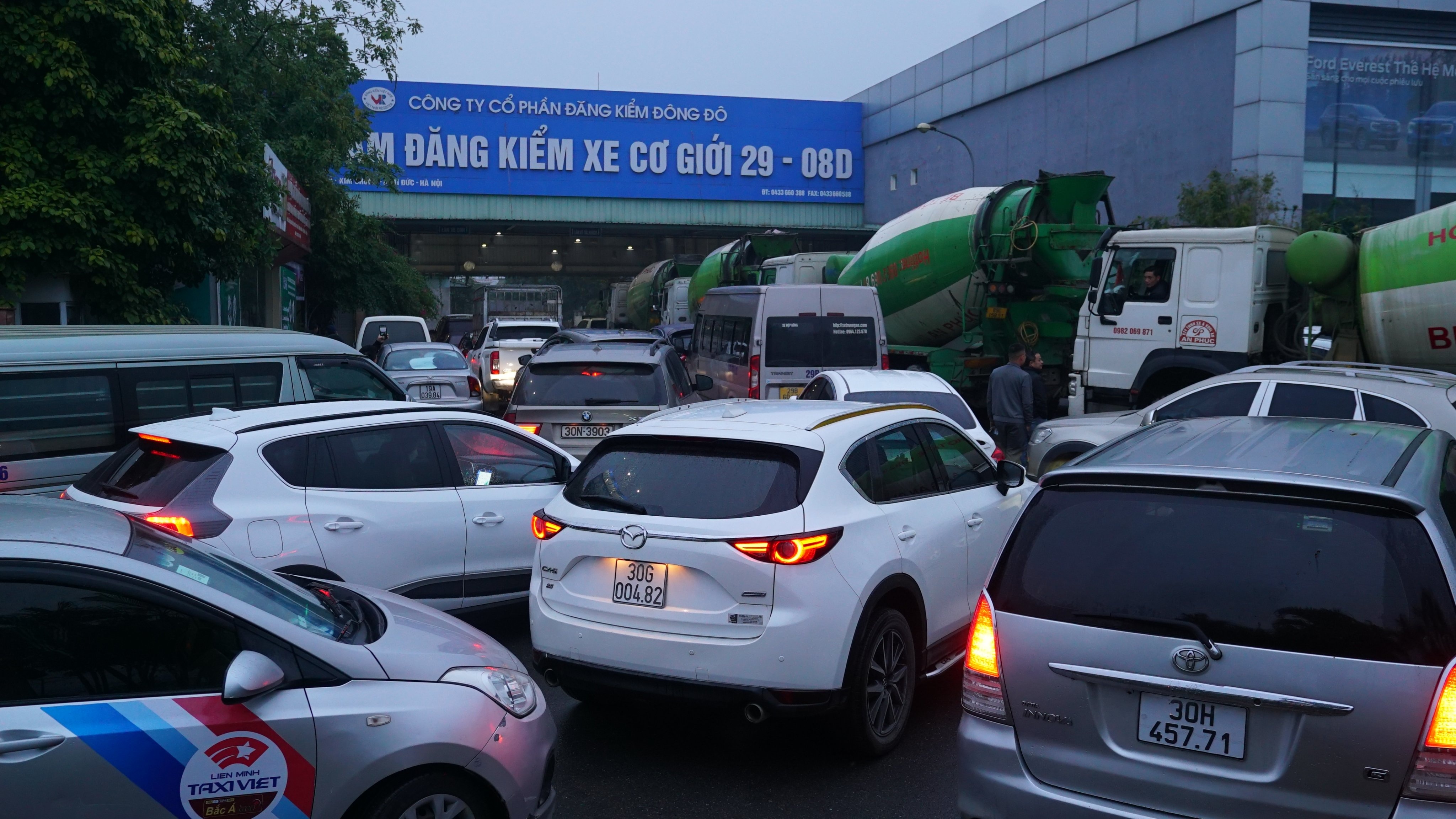 11 trung tam dang kiem o Ha Noi dung hoat dong de phuc vu dieu tra hinh anh