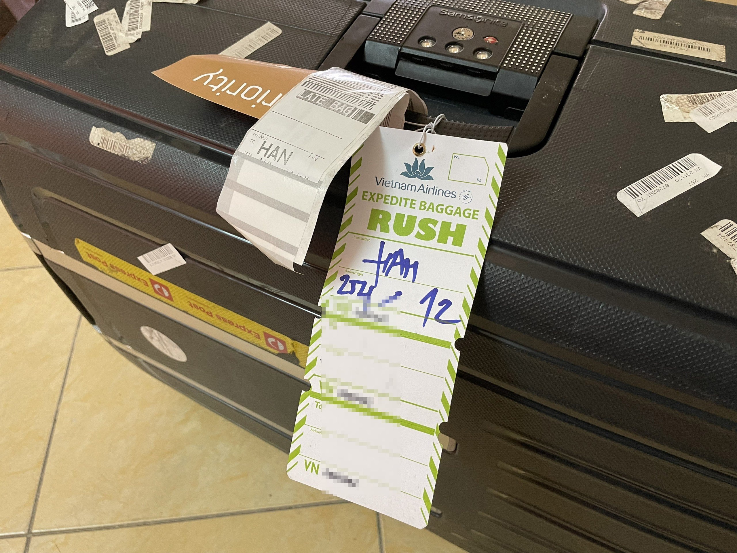 Khach den Noi Bai bat ngo vi hanh ly ky gui o 2 chuyen bay sau hinh anh