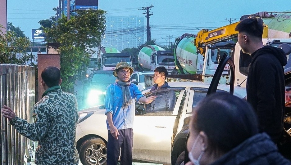 Van dong tram dang kiem lam viec xuyen Tet hinh anh