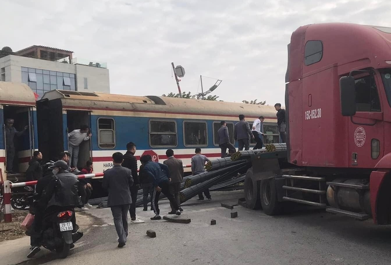 Nguoi gac chan bi thuong trong vu tai nan tau hoa tai Thuong Tin hinh anh