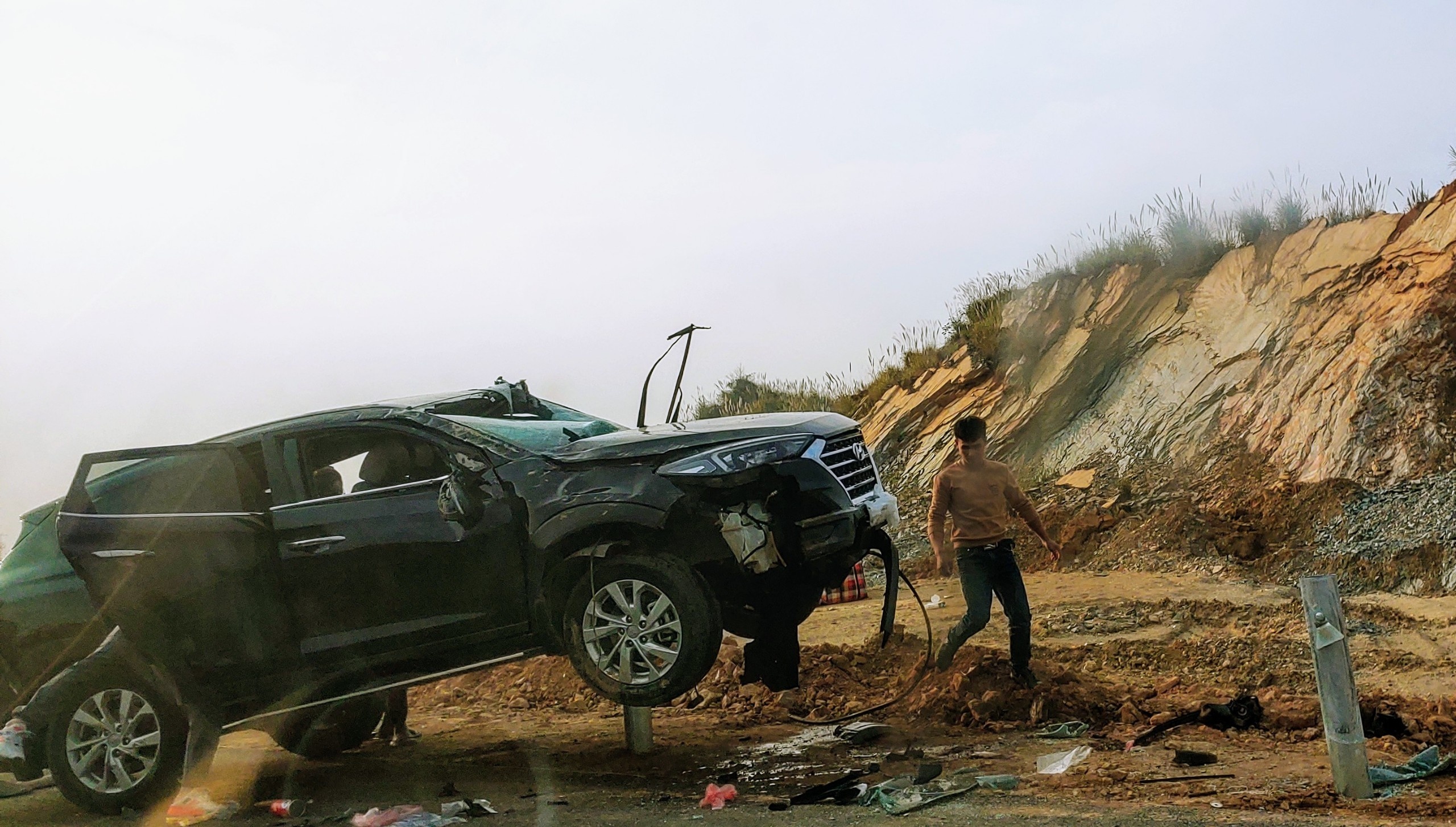 Cao toc Bac - Nam thong xe tam, oto dam vao coc ho lan hinh anh