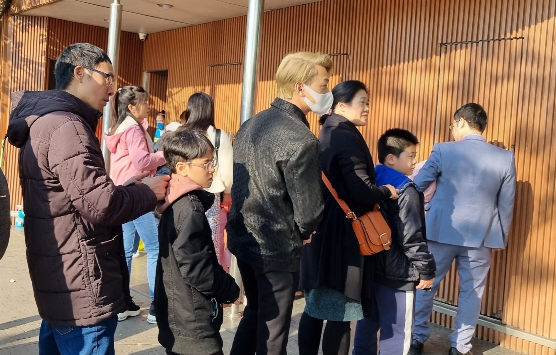 Nha ve sinh tai ho Guom qua tai, 2 nguoi di chung mot phong hinh anh