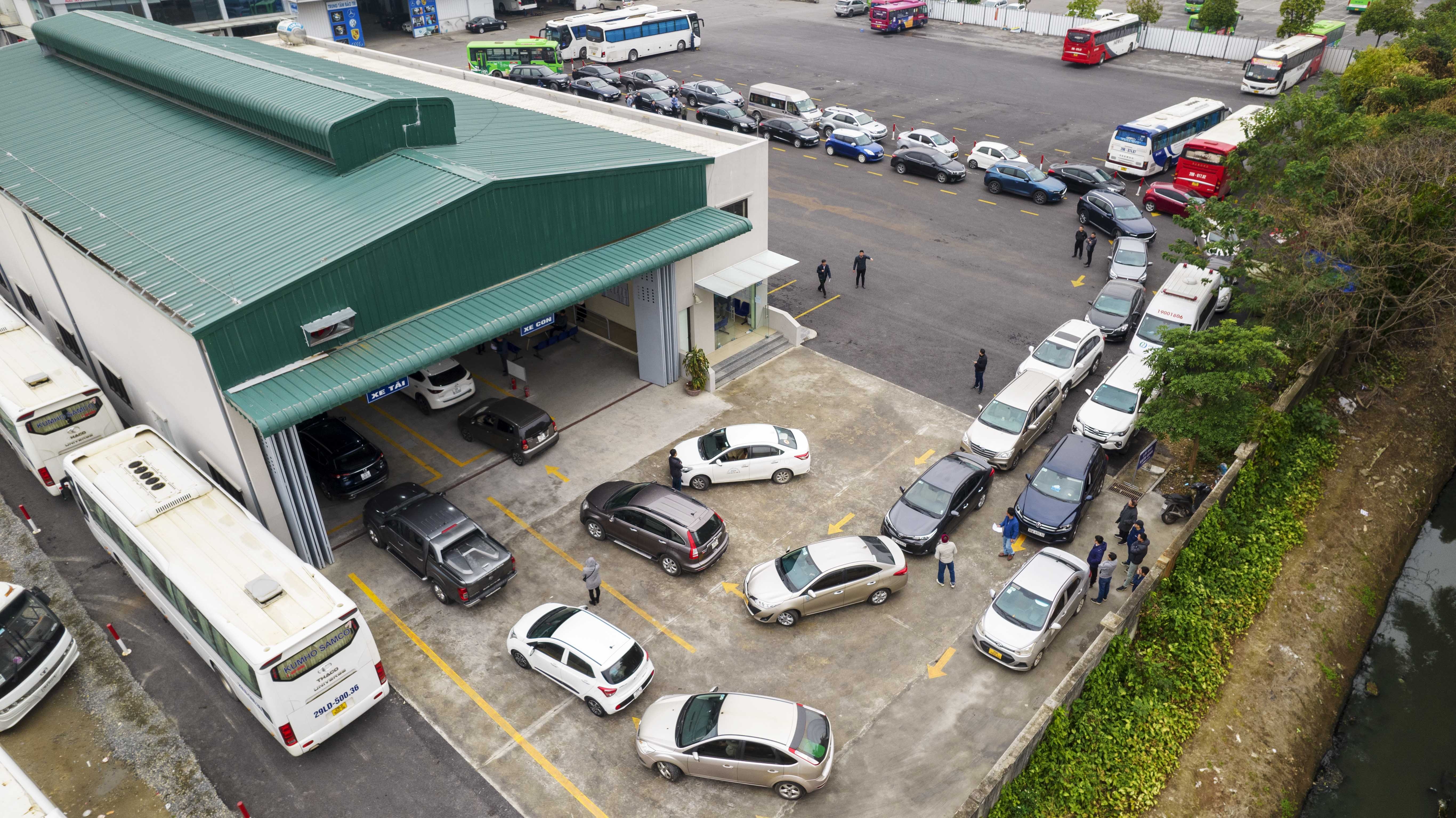 Bo GTVT kien nghi cho xe qua han dang kiem ra duong trong 15 ngay hinh anh