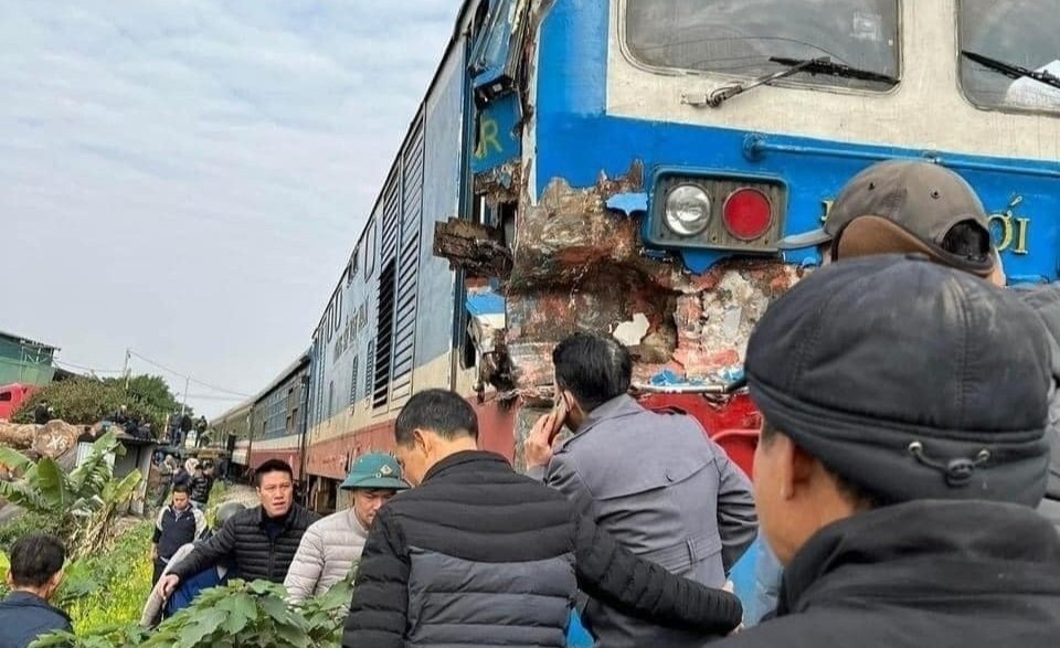 Tau Bac - Nam va cham voi xe dau keo hinh anh