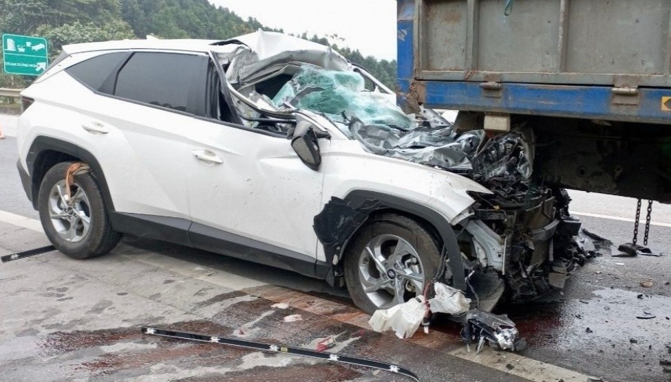 Hyundai Tucson nat dau tren cao toc, 2 nguoi bi thuong hinh anh