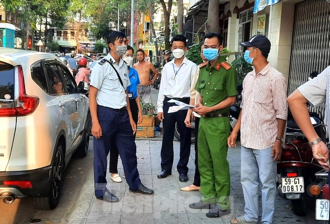 Binh Duong vao cuoc chan chinh cac co so giu xe 'chat chem' du khach hinh anh