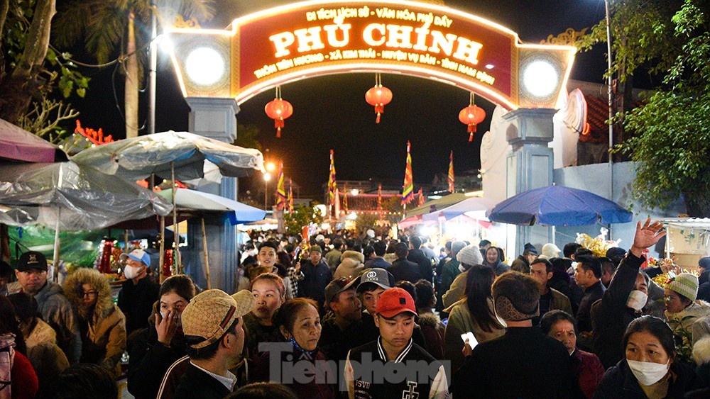 Nguoi dan chen chan tai phien Cho Vieng 'mua may ban rui' hinh anh