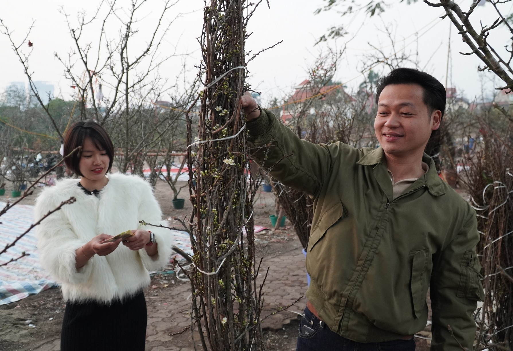Thu choi hoa le, hoa man sau Tet hinh anh