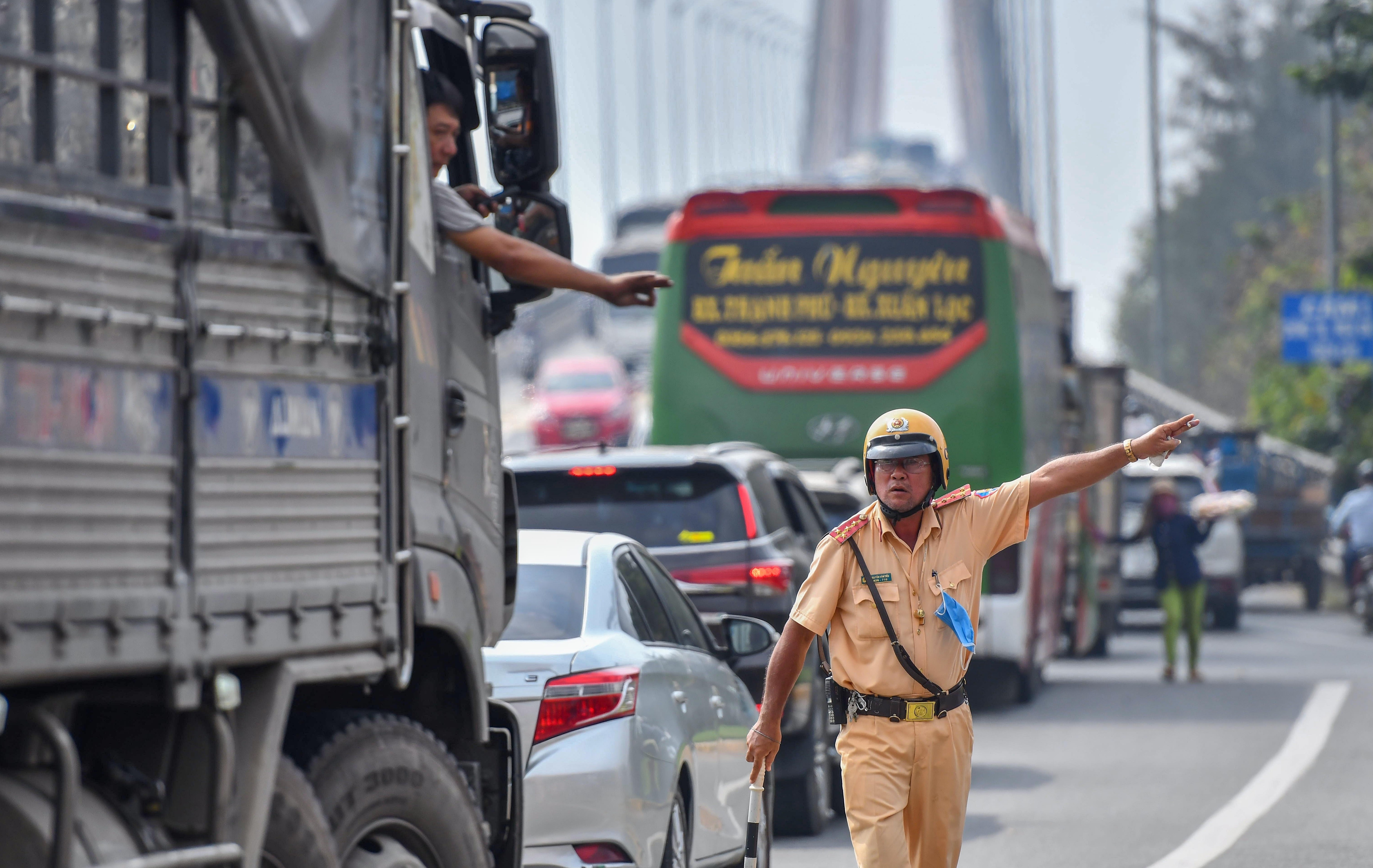 Yeu cau chu BOT cau Rach Mieu xu ly un tac tren quoc lo 60 hinh anh