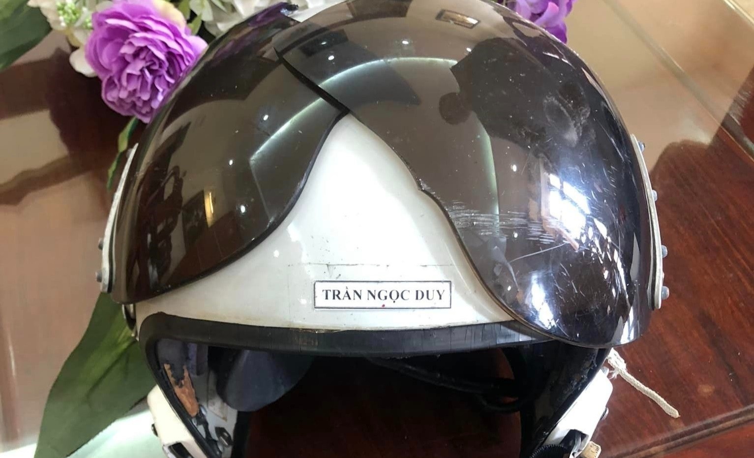 Chiec mu vo kinh cua phi cong Tran Ngoc Duy sau chuyen bay cuoi cung hinh anh