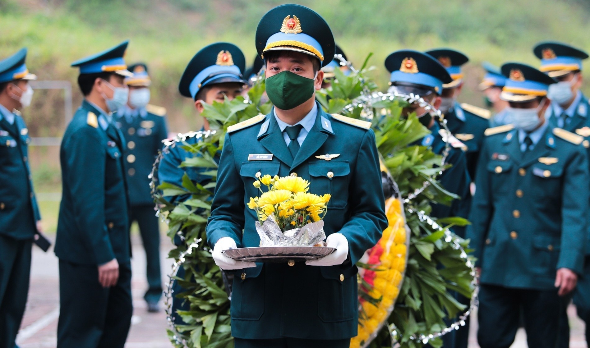 Phi cong Tran Ngoc Duy duoc truy tang Huy hieu Tuoi tre dung cam hinh anh