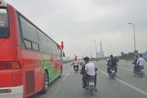 Xe cho tan binh bi bam duoi hinh anh