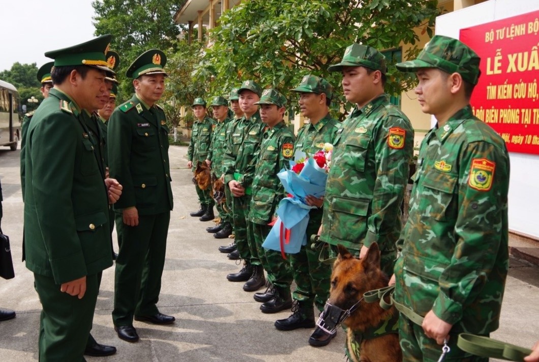 Quan nhan, canh khuyen Viet Nam sang Tho Nhi Ky ho tro cuu nan hinh anh