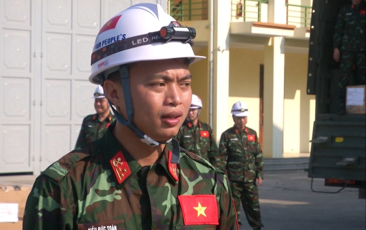 Thuong uy quan doi hen cuoi vo sau khi tro ve tu Tho Nhi Ky hinh anh