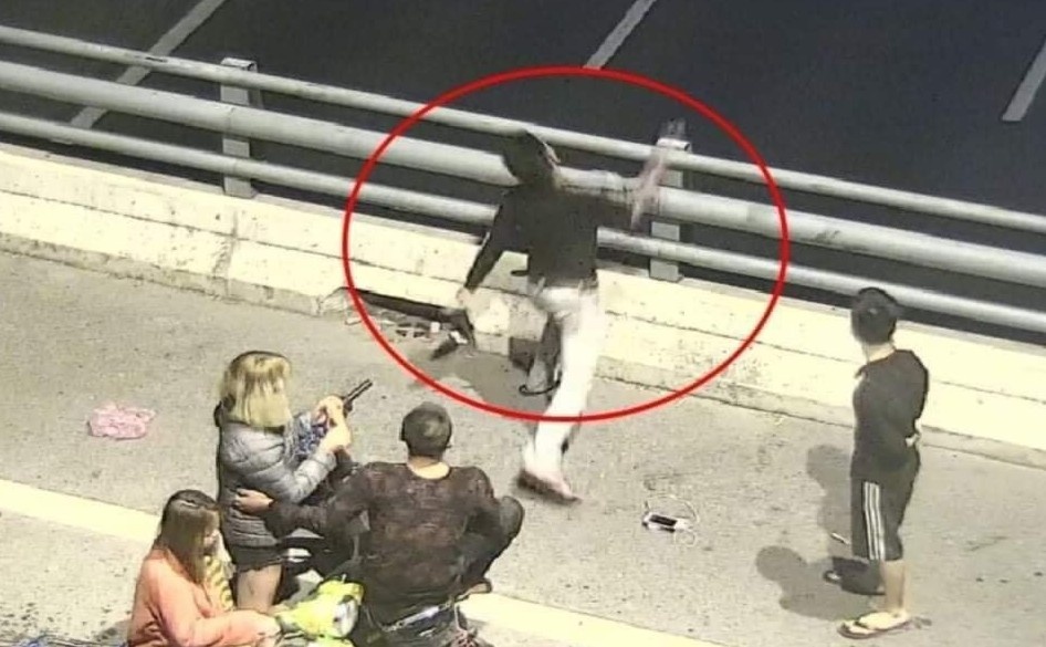 Doi van hanh cao toc nhieu lan rinh bat tre nho nem da oto hinh anh