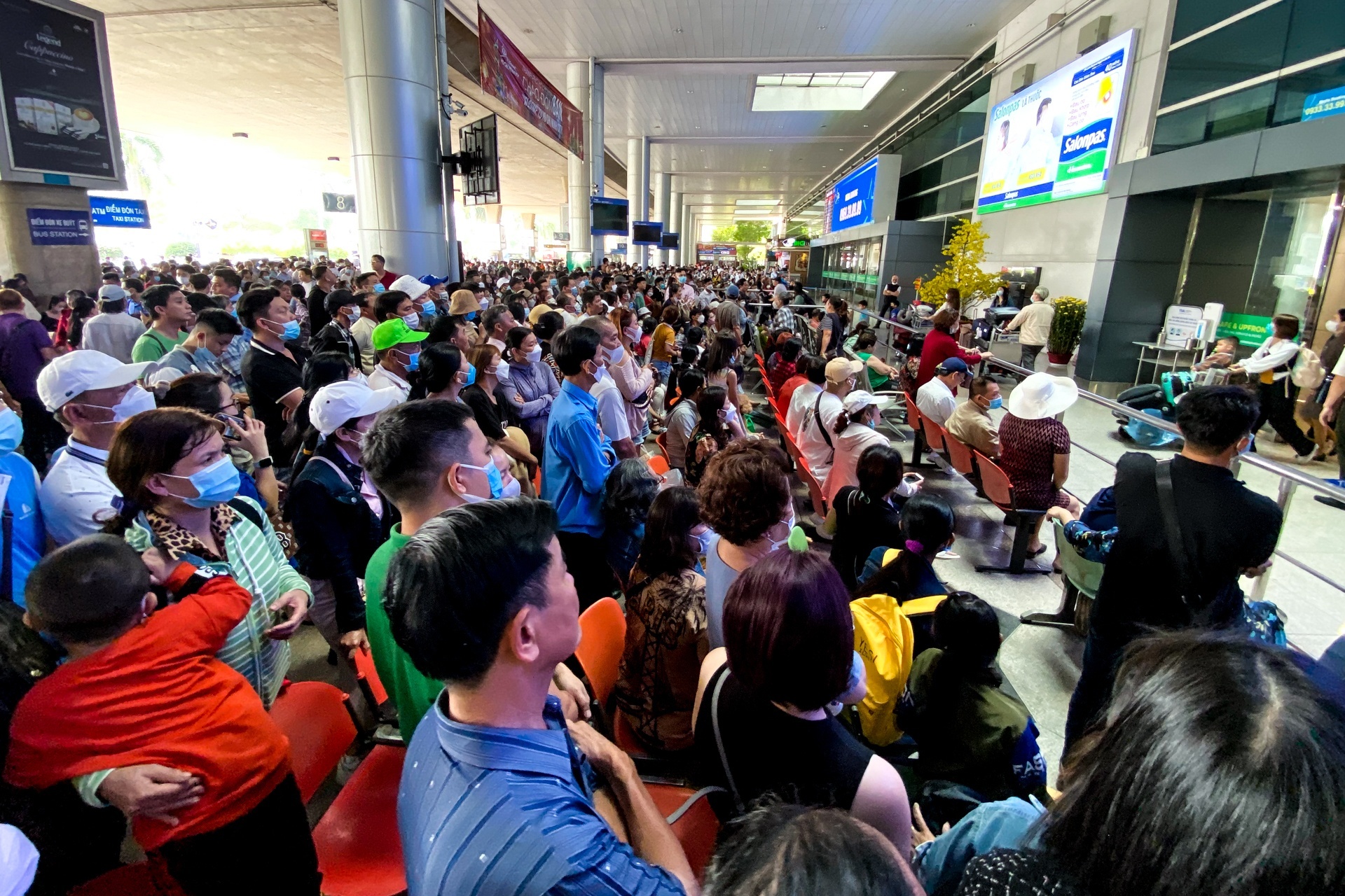 gia tran ve may bay anh 1