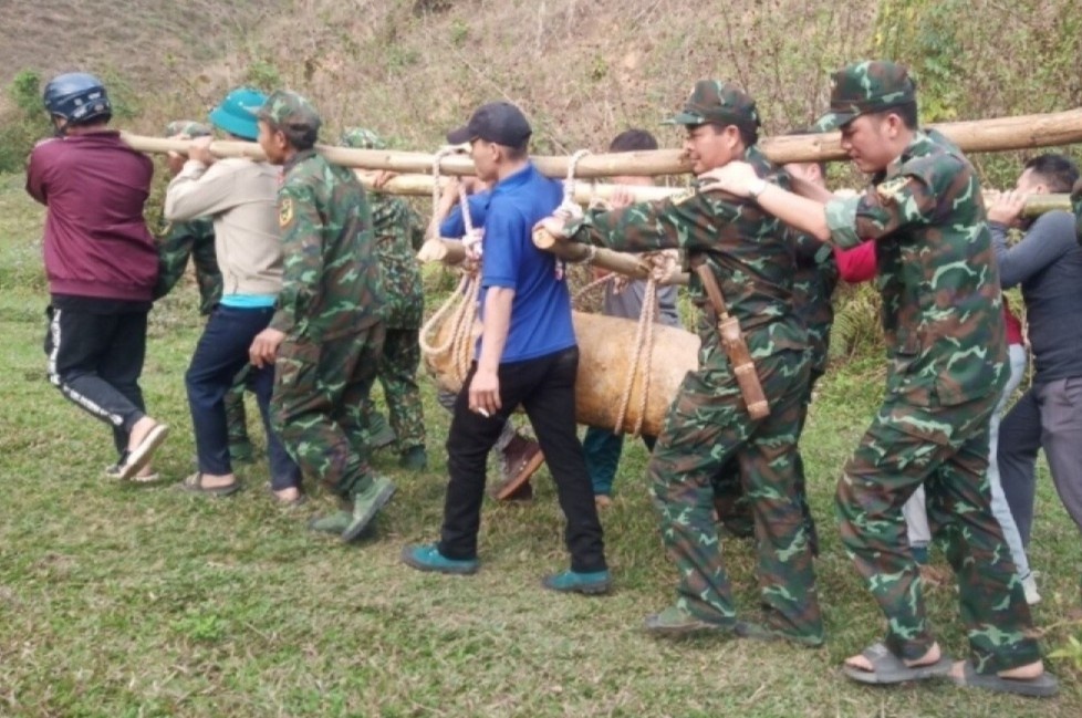 Phat hien bom nang 350 kg trong truong hoc o Dien Bien hinh anh
