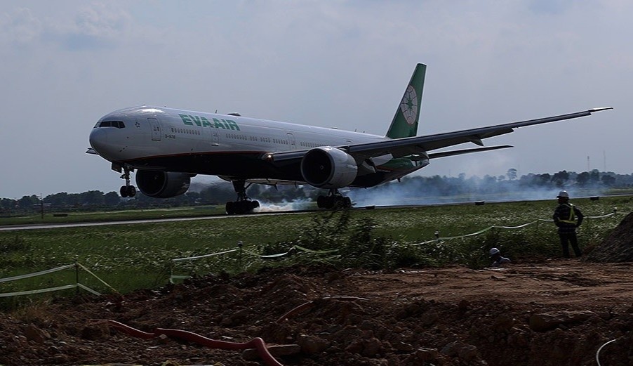 Lo ngai khoi rom ra lam giam tam nhin phi cong o san bay Noi Bai hinh anh