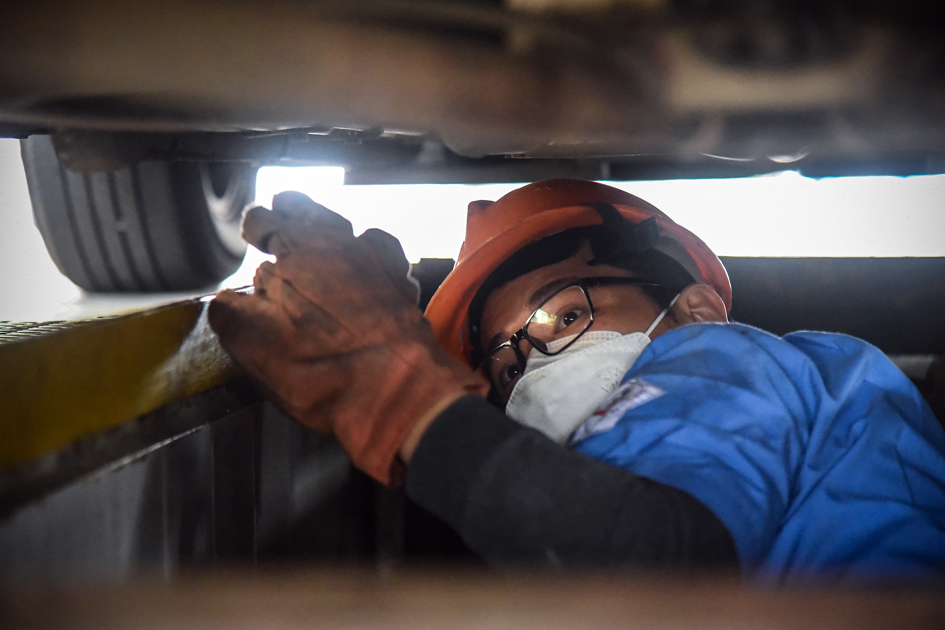 Ngay lam viec cua nhan vien dang kiem bi khoi to hinh anh