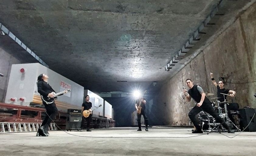 Ga ngam metro Nhon xuat hien trong MV cua ban nhac Buc Tuong hinh anh