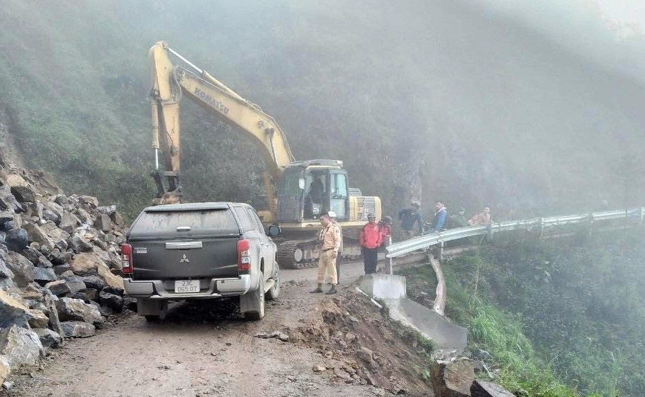 Xe tai cho van lao xuong deo Ma Pi Leng, tai xe tu vong hinh anh