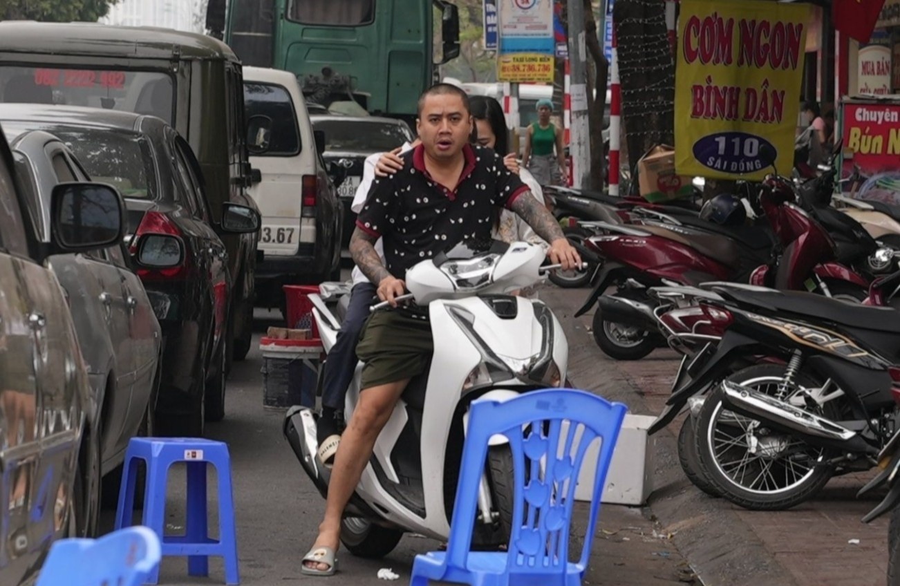 Chu nha mat pho kho so vi oto xep hang dang kiem chan loi hinh anh