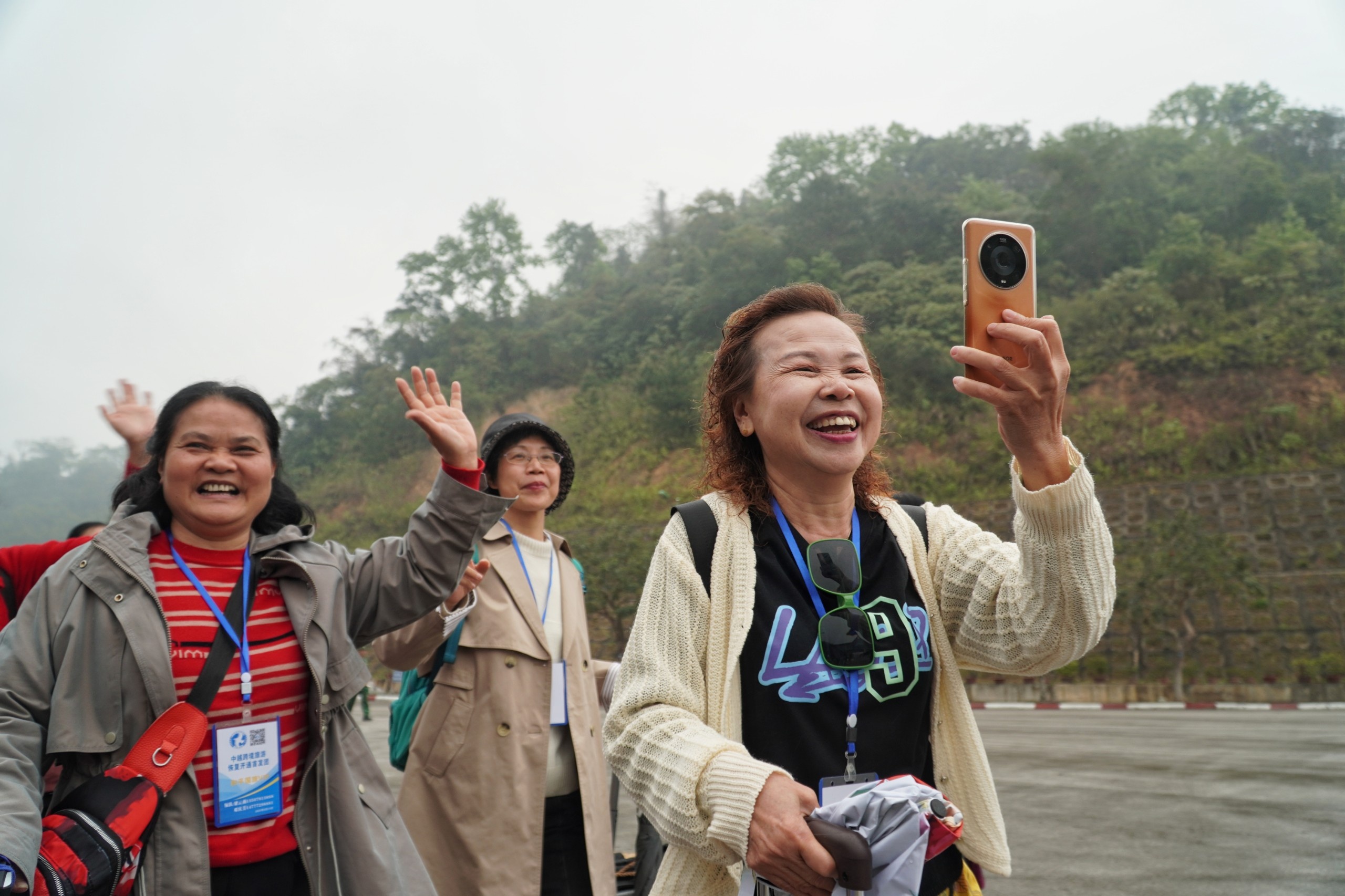 124 du khach Trung Quoc sang Viet Nam qua cua khau Huu Nghi hinh anh