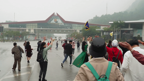 Khach Trung Quoc ho reo tai bien gioi trong ngay mo tour den Viet Nam hinh anh