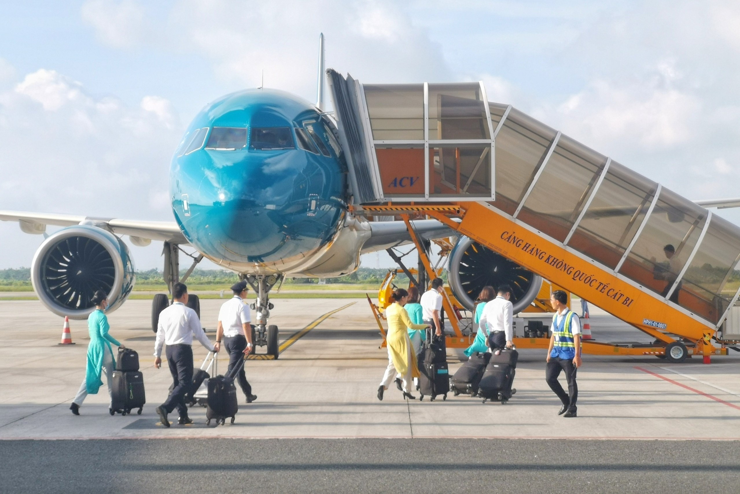 'Xach tay' hang lau - benh kho chua cua mot so nhan vien hang khong hinh anh