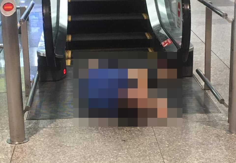 Khach nuoc ngoai nhay lau tai san bay Noi Bai hinh anh