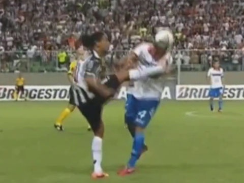 Ronaldinho khien doi phuong quay nhu chong chong hinh anh