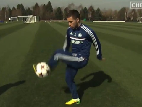 Hazard tro tai choi bong ky thuat hinh anh