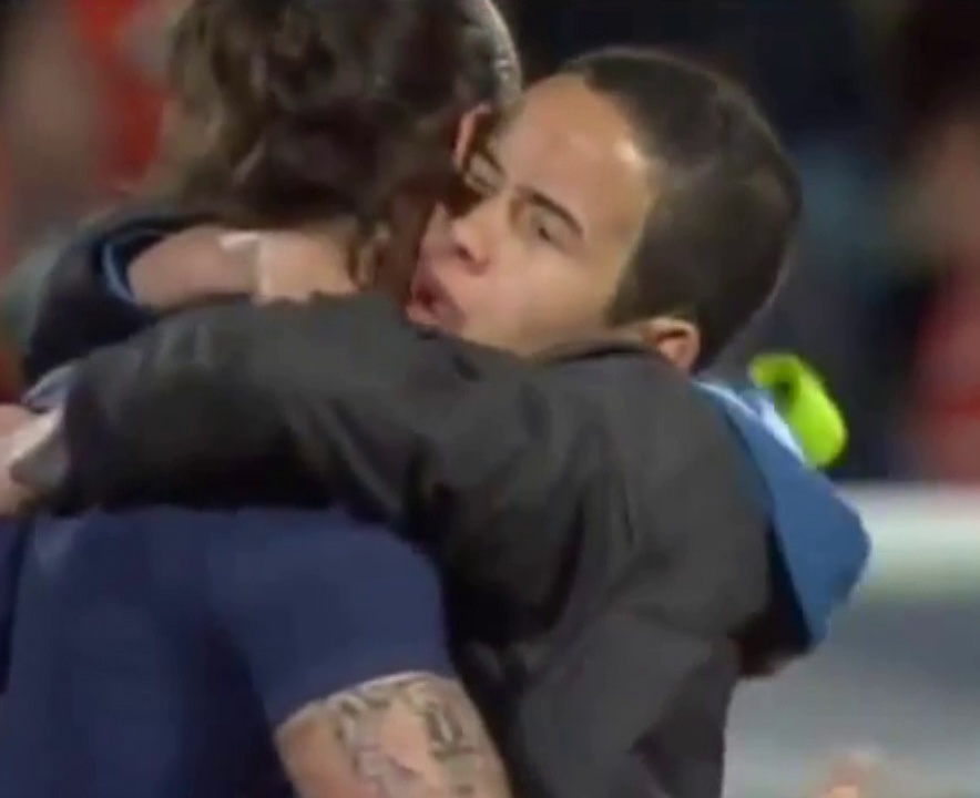 Co dong vien doi thu cuong nhiet om hon Ibrahimovic hinh anh