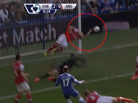 Trong tai mac sai lam co mot khong hai voi cau thu Arsenal hinh anh