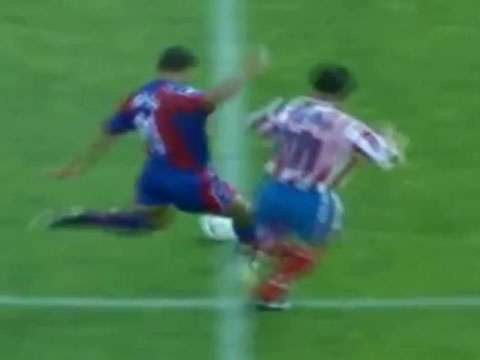 Ban thang cua Rivaldo vao luoi Atletico Madrid nam 1998 hinh anh