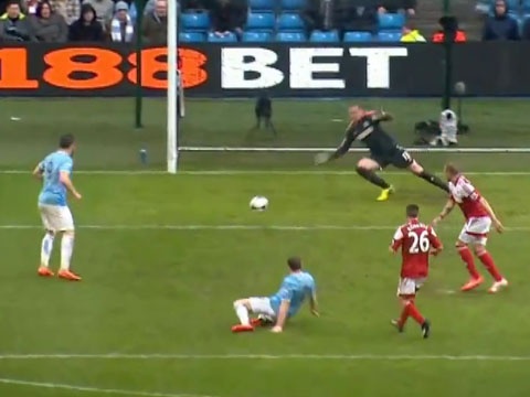 Top 5 pha cuu thua xuat sac nhat vong 31 NH Anh hinh anh