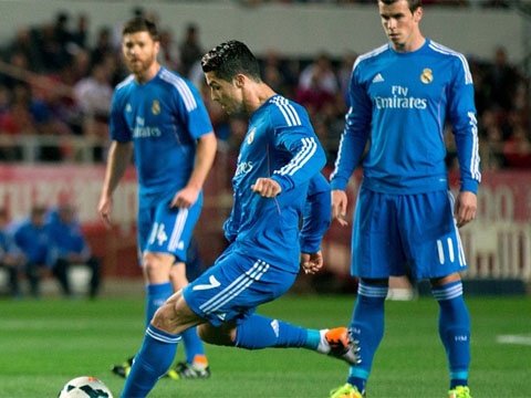 Clip Ronaldo don doc vung vay giua hang thu Sevilla hinh anh