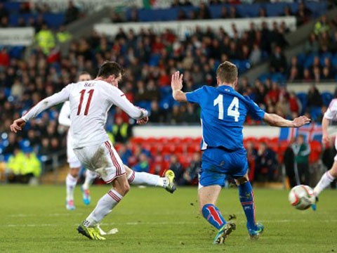 Pha solo an tuong cua Gareth Bale vao luoi Iceland hinh anh