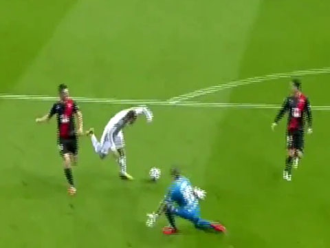 Pha sut truot bong hai huoc cua Gareth Bale hinh anh