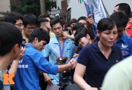 Tiến Minh trong vòng vây người hâm mộ thủ đô