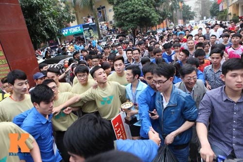 Hàng trăm người theo sau để tiễn Tiến Minh ra xe