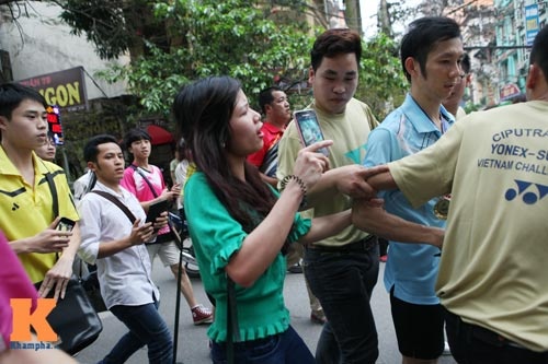 Một fan nữ xông vào muốn chụp một kiểu ảnh với thần tượng