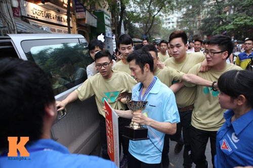 Tiến Minh mang Cup lên xe trong sự bảo vệ của các thành viên Ban tổ chức