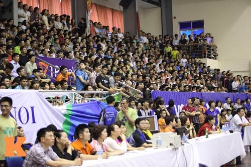 Với tình yêu dành cho thần tượng Tiến Minh, khán giả chấp nhận đứng cả buổi chiều để giành chỗ xem anh thi đấu