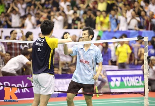 Tiến Minh (bên phải) đã giành chiến thắng 2 -0 trước tay vợt Chun Seang Tan (Malaysia)