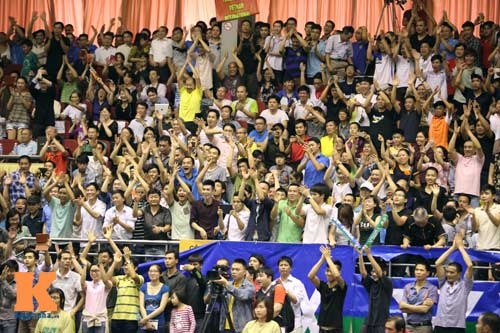 Khán giả đã đồng loạt đứng dậy, chúc mừng chiến thắng của Tiến Minh