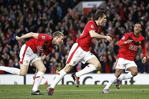 Gibson (giữa) và Nani (phải) đã giúp Man Utd có chiến thắng duy nhất trên sân nhà trước Bayern Munich