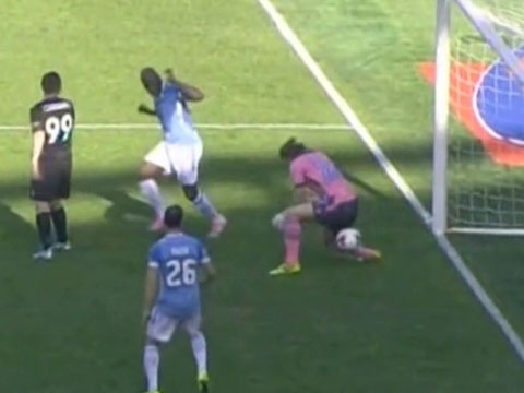 Pha de lot hang vo duyen cua thu thanh Lazio hinh anh